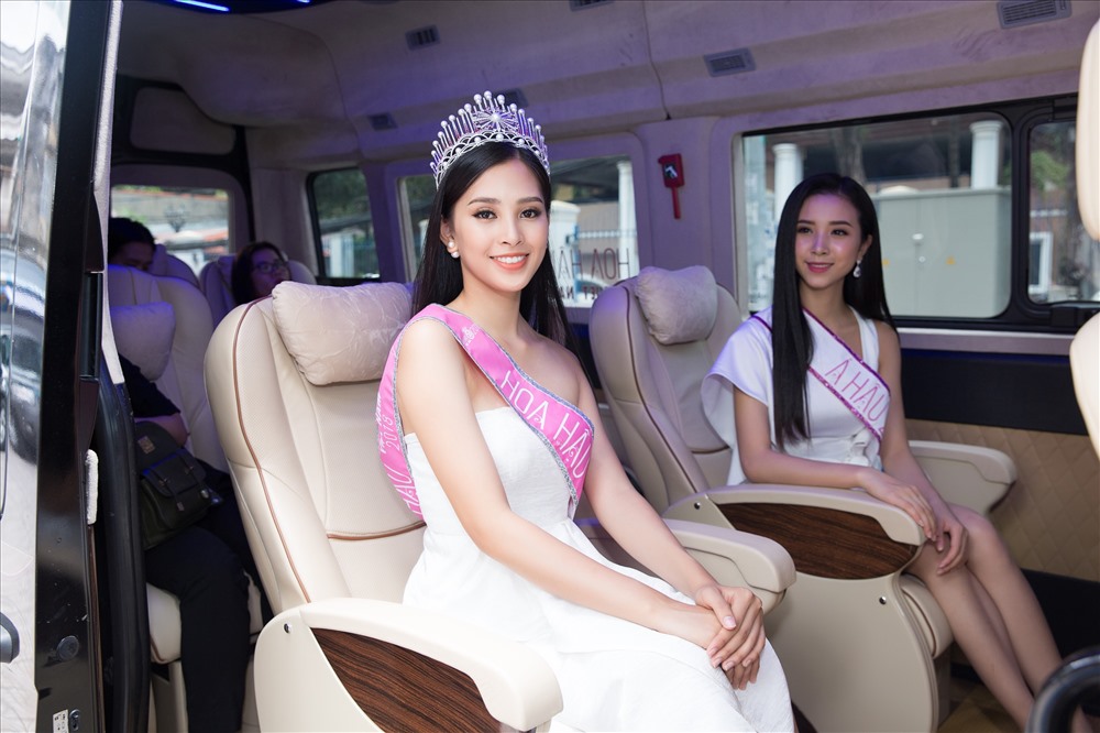 Sau chuỗi lịch giao lưu, tân Hoa hậu Tiểu Vy đã gần như tắt tiếng, Á hậu Phương Nga và Thuý An cũng thấm mệt. 