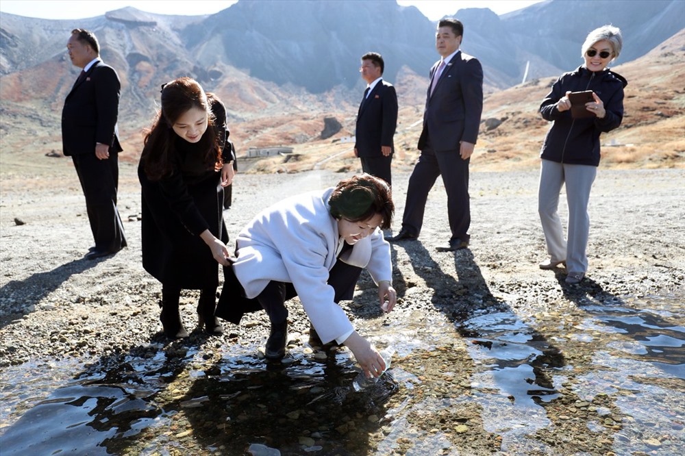 Đệ nhất phu nhân Hàn Quốc lấy nước từ hồ Thiên Trì. Ảnh: Yonhap