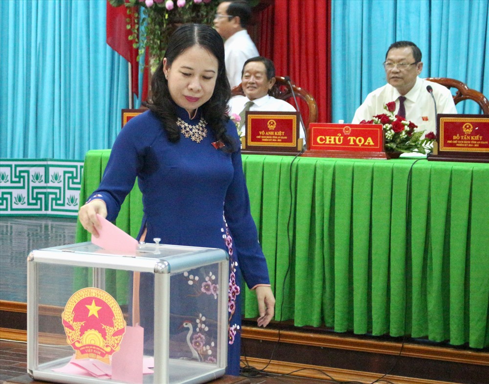 Bí thư Tỉnh ủy An Giang Võ Thị Ánh Xuân tham gia bỏ phiếu bầu. Ảnh: Lục Tùng