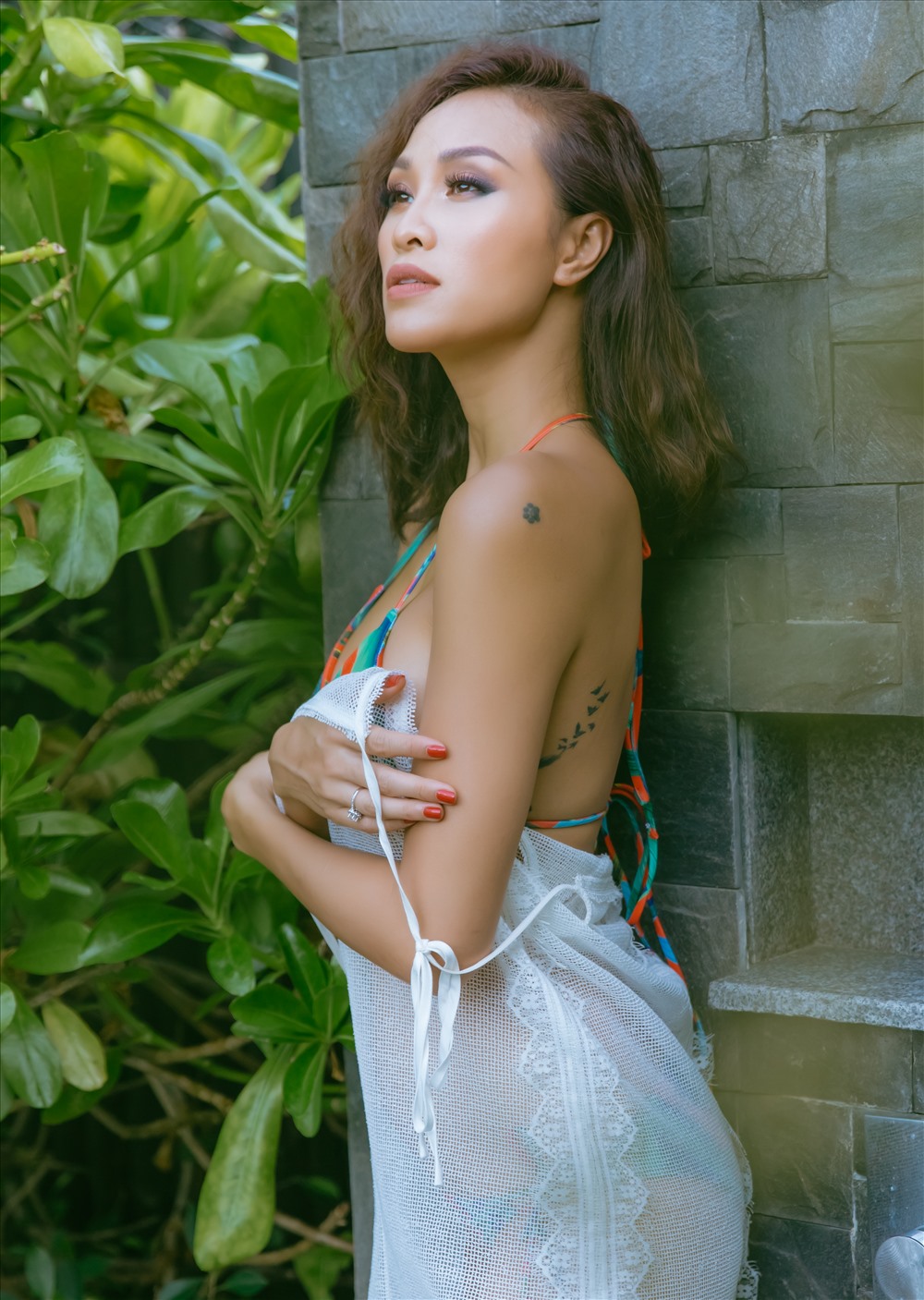 Trong bộ ảnh mới được thực hiện tại resort 6 sao ở Laguna Lăng Cô, Phương Mai khoe ba vòng nóng bỏng với áo tắm cùng các kiểu váy áo quây, hai dây và xuyên thấu.