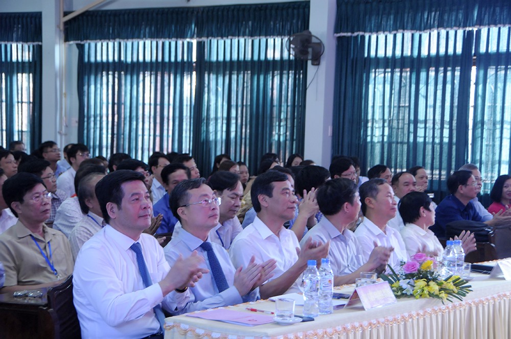 Ông Bùi Trường Giang - Phó Trưởng Ban Tuyên giáo Trung ương thứ hai ảnh từ trái sang) cùng các lãnh đạo Tỉnh Thái Bình dự lễ khai mạc Hội thi. Ảnh: PV.