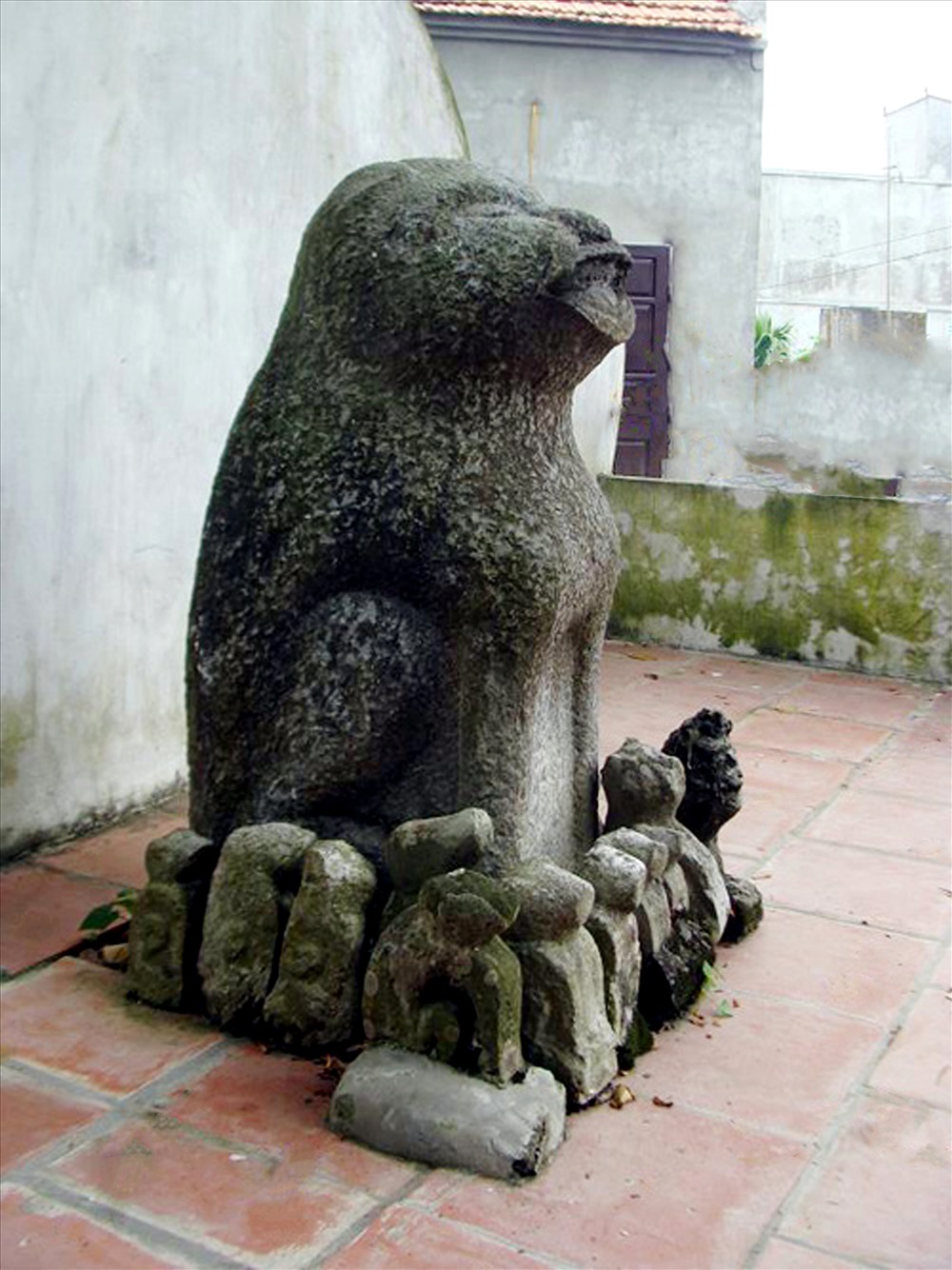 Quan Lớn Hoàng Thạch và đàn chó đá nhỏ được thờ ở làng Địch Vỹ,
Đan Phượng.