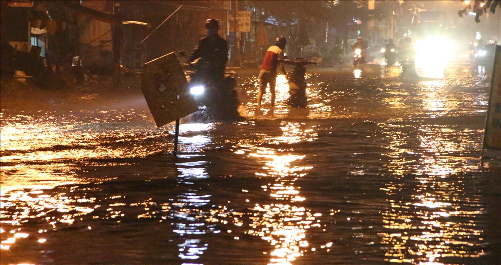 Trận mưa lớn đêm 20.9 khiến đường Thủ Khoa Huân đoạn qua phường Bình Chuẩn, thị xã Thuận An bị ngập sâu.