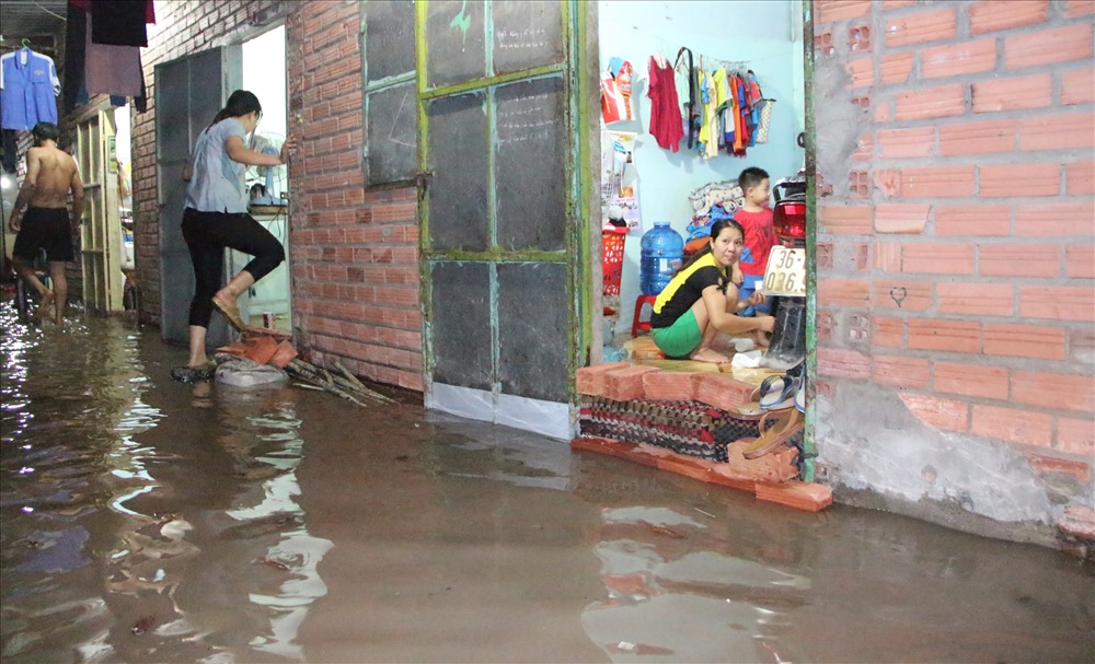 Nước tràn lênh láng nhà trọ của công nhân hai bên đường.