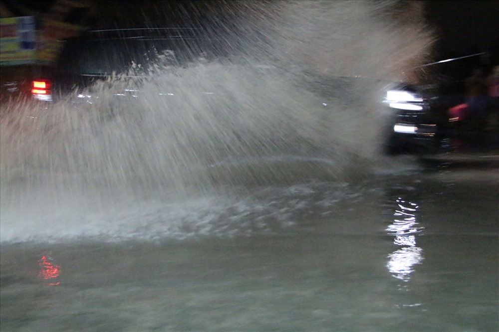 Mỗi khi ô tô chạy qua nước tạt vào nhà dân.