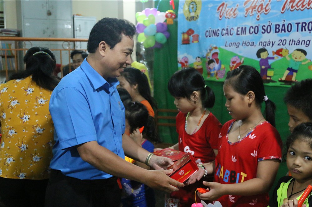 Lãnh đạo LĐLĐ quận Bình Thủy trao những món quà đến tận tay các em nhỏ. Ảnh: BT