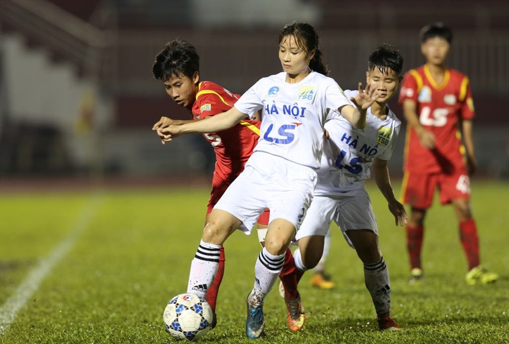 Trước đối thủ yếu hơn là TP.HCM II, các cô gái Hà Nội phải rất khó khăn mới có thể giành chiến thắng 2-0.
