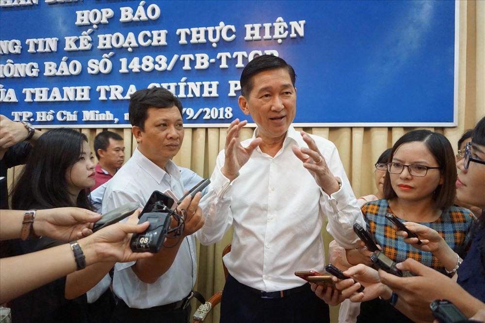 Phóng viên báo đài  đặt ra các câu hỏi về Thủ Thiêm với Phó chủ tịch UBND TPHCM Trần Vĩnh Tuyến.