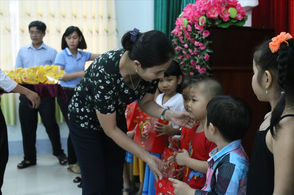 Các phần quà trung thu ý nghĩa được được trao tận tay các em. Ảnh: BT