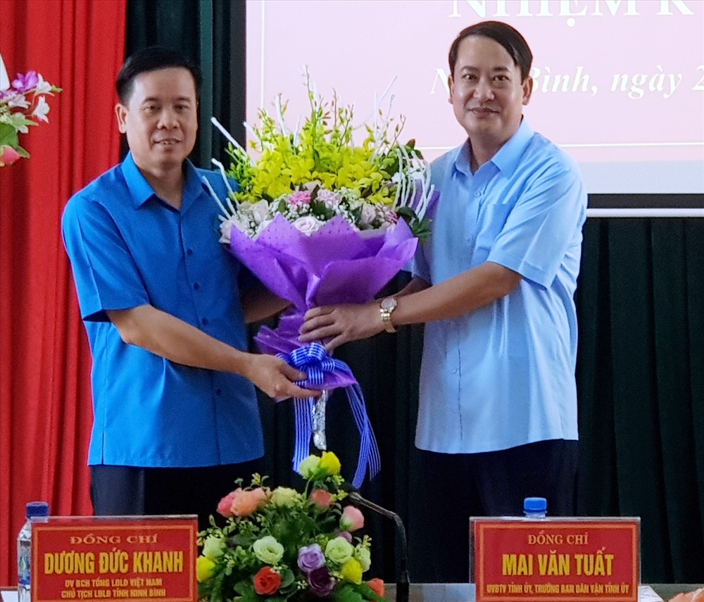 Đồng chí Mai Văn Tuất, Trưởng Ban Dân vận Tỉnh ủy Ninh Bình tặng hoa chúc mừng Đoàn đại biểu. Ảnh: NT