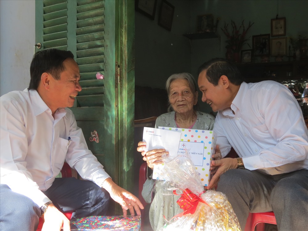 Đoàn công tác đến thăm Mẹ Việt Nam anh hùng Trần Thị Nuôi