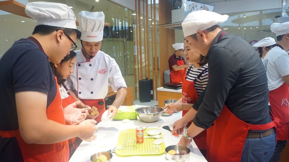 Đầu bếp từ Ajinomoto Cooking Studio chia sẻ kinh nghiệm làm nhân bánh.