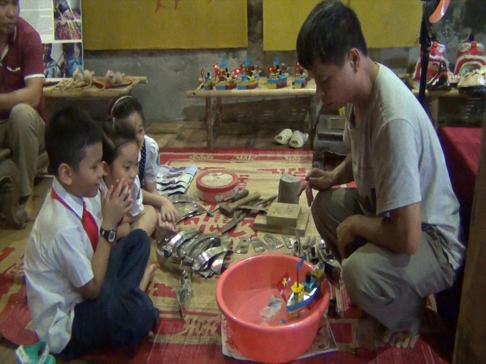 Ông Nguyễn Văn Mạnh Hùng (P. Khương Đình, Thanh Xuân, Hà Nội) hướng dẫn các em học sinh chơi tàu thủy.