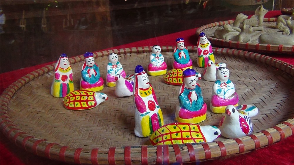 Ông Phỗng bằng đất sét - đồ chơi dân gian của thôn Đông Khê (xã Song Hồ, Thuận Thành, Bắc Ninh).