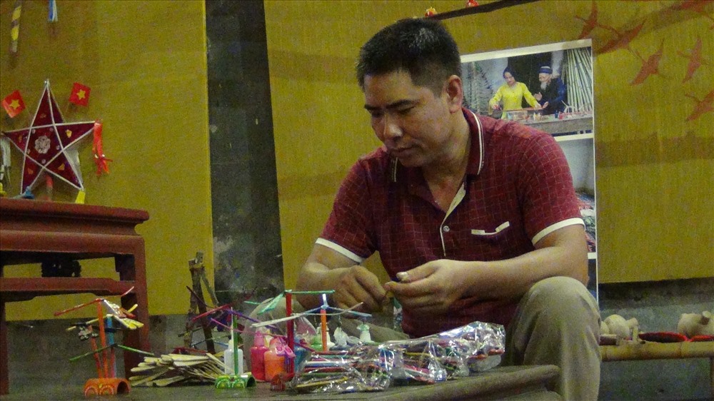 Gian hướng dẫn làm làm chuồn chuồn tre của nghệ nhân Nguyễn Văn Tái (xã Thạch Xá, Thạch Thất, Hà Nội).