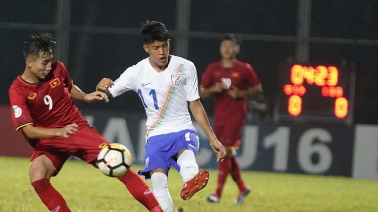 U16 Việt Nam (áo đỏ) cần nỗ lực nhiều hơn trong 2 trận đấu còn lại ở vòng bảng. Ảnh: AFC.