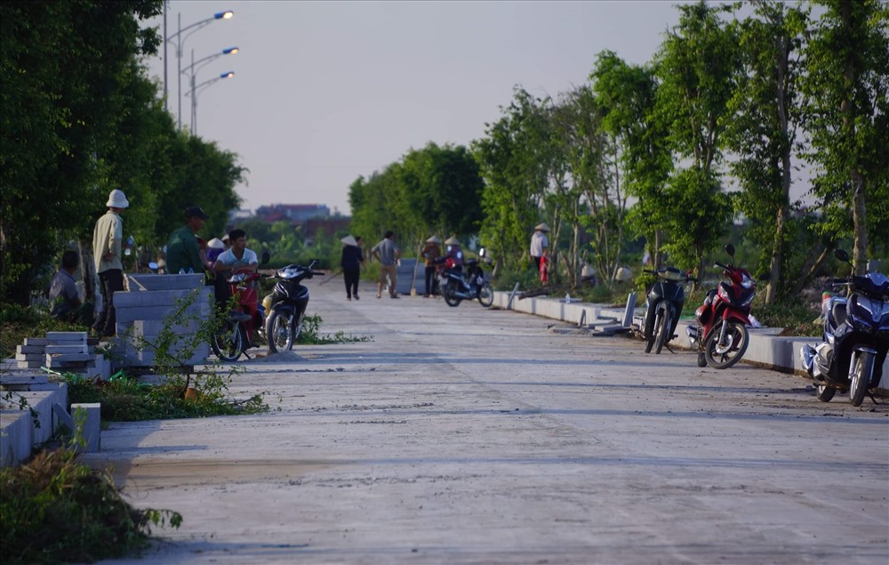 Người dân xã Quang Thiện tập chung dọc hai bên đường dẫn vào nhà Chủ tịch nước Trần Đại Quang tại xóm 13, xã Quang Thiện, huyện Kim Sơn. Ảnh: NT