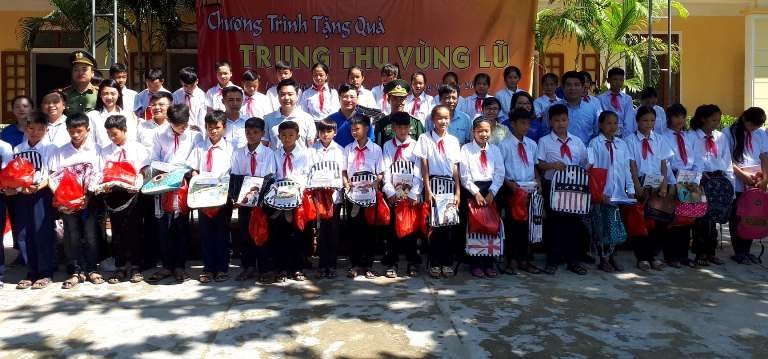 Hàng trăm suất quà đã được trao tặng cho các em hoc sinh trường THCS xã Lạng Khê, huyện Con Cuông