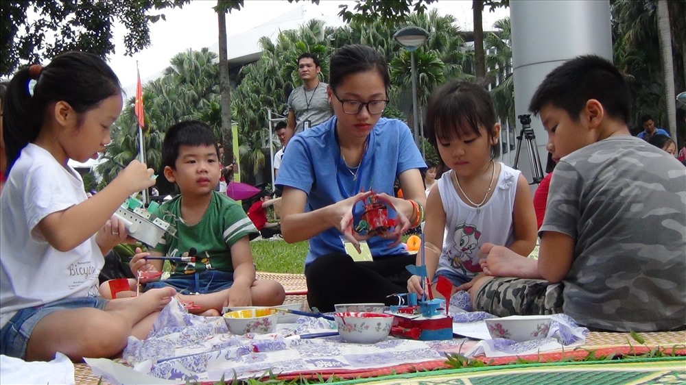 Không chỉ hào hứng với các chương trình văn hóa của người Ninh Thuận, các em nhỏ và các bậc phụ huynh cũng rất thích thú với những trải nghiệm khoa học qua đồ chơi dân gian.