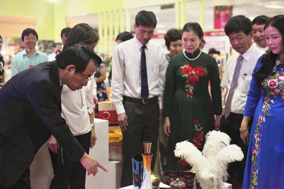 Ban chỉ đạo cuộc vận động người Việt Nam ưu tiên dùng hàng Việt Nam TP Hà Nội tham quan các gian hàng tại hội chợ