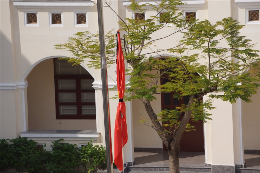 Từ 7h sáng ngày 22.9 Trường THPT Kim Sơn B đã tiến hành treo cờ rủ để tưởng niệm Chủ tịch Nước Trần Đại Quang. Ảnh: NT