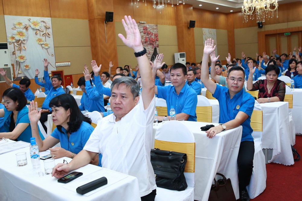 Các đại biểu biểu quyết thông qua Nghị quyết Hội nghị Ban Chấp hành Tổng LĐLĐVN lần thứ 13. Ảnh: Hải Nguyễn