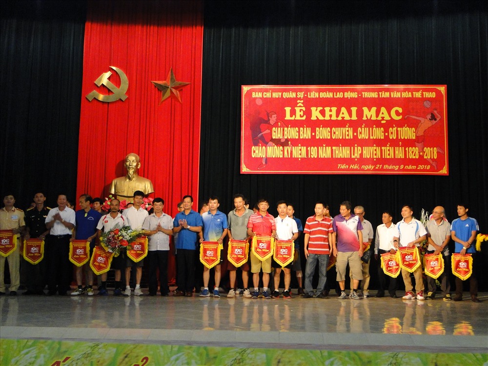 Lãnh đạo LĐLĐ tỉnh Thái Bình, UBND huyện Tiền Hải tặng cờ cho các đội tham gia giải thể thao.
