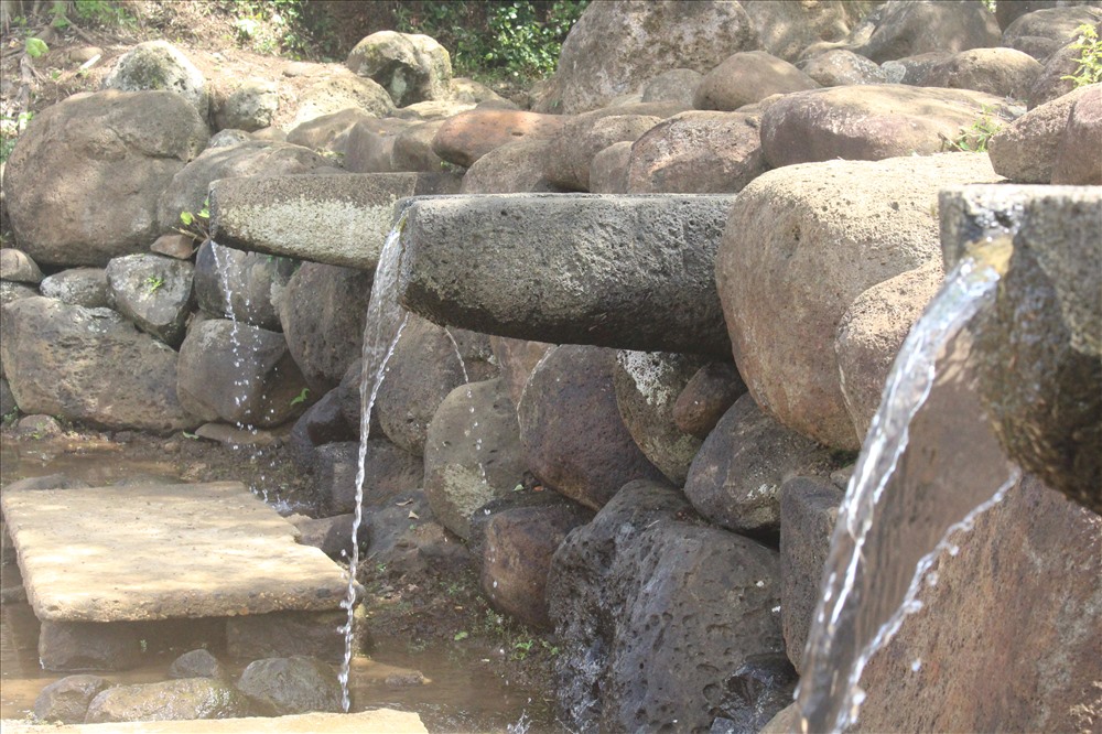 Các máng dẫn nước được đẽo hoàn toàn bằng tay từ các tảng đá nguyên khối. Ảnh: PĐ.