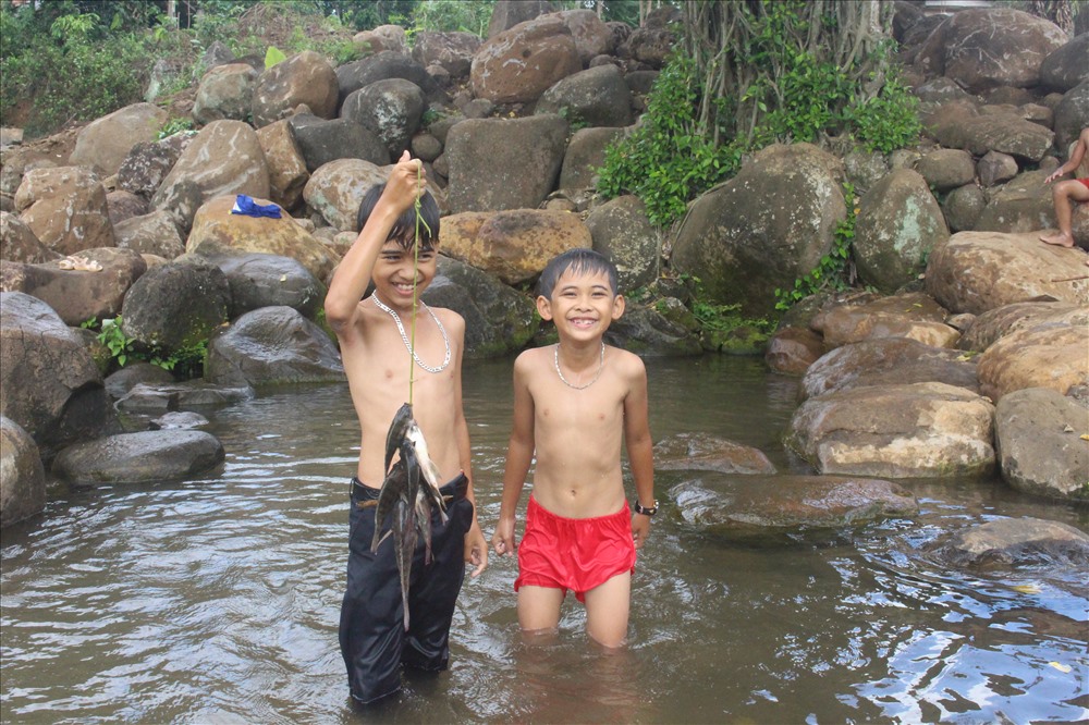 Đây cũng là nơi gắn liền với tuổi thơ của nhiều thế hệ con em địa phương. Ảnh: PĐ.