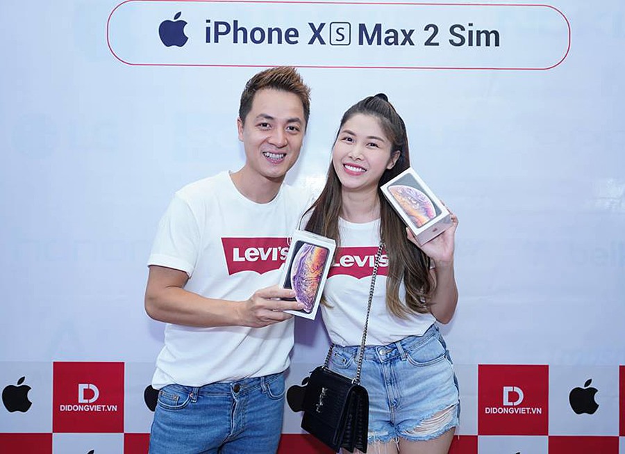 Vợ chồng ca sĩ Đăng Khôi - Lê Thủy Anh cũng là những người đầu tiên sở hữu iPhone 2018 tại Việt Nam.