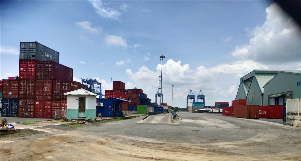 Tại cảng Cái Mép - Thị Vải, tỉnh Bà Rịa - Vũng Tàu hiện còn lưu giữ hàng ngàn container phế liệu nhập khẩu. Ảnh: C.H