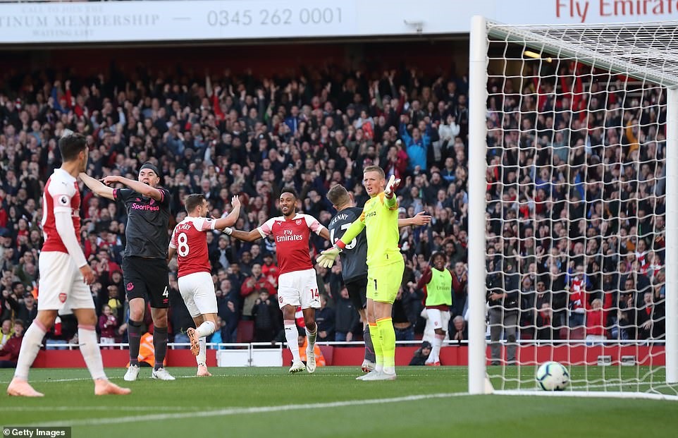 Trong khi Arsenal (áo đỏ trắng) ăn mừng, đội khách lại phản ứng với pha làm bàn của Aubameyang. Ảnh: Getty Images.