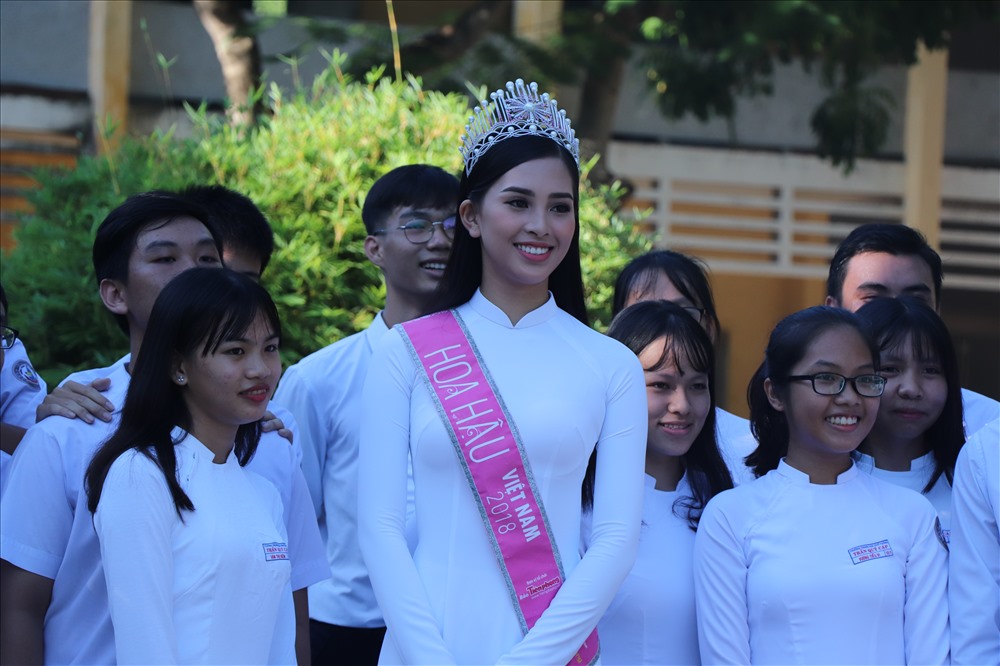 Hoa hậu Tiểu Vy về rạng rỡ trong bộ áo dài trắng khi về thăm trường cũ. Ảnh: Hoàng Vinh 