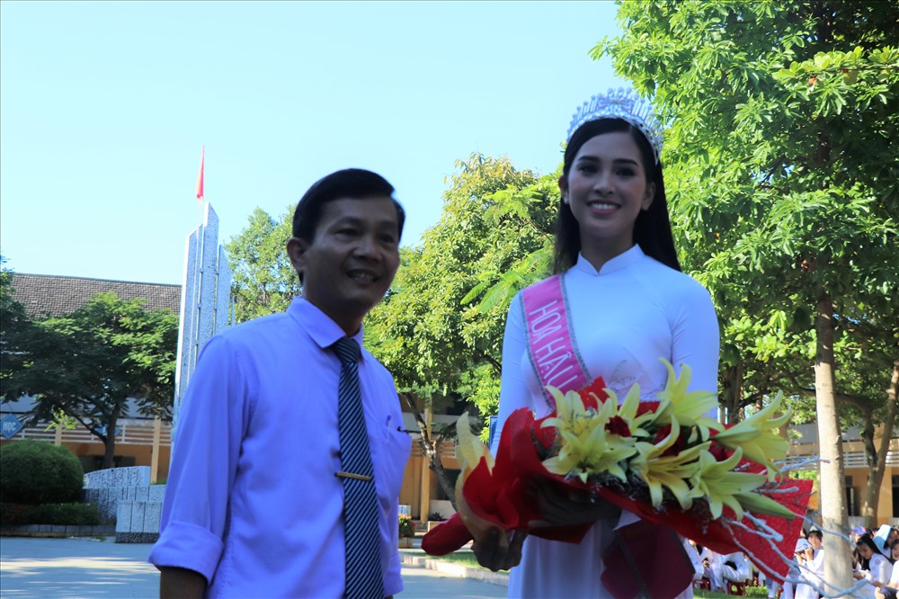 Đại diện trường THPT Trần Quý Cáp tặng hoa chúc mừng Hoa hậu Trần Tiểu Vy. Ảnh: Hoàng Vinh