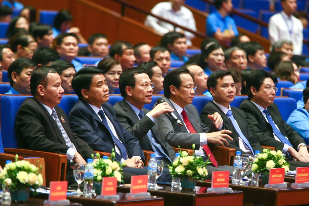 Đồng chí Nguyễn Mạnh Hùng - quyền Bộ trưởng Bộ Thông tin và Truyền thông (thứ ba, từ trái qua) trả lời về câu chuyện mạng xã hội.