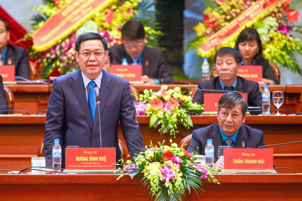 Phó Thủ tướng Vương Đình Huệ giải đáp những câu hỏi của đại biểu liên quan đến vấn đề chính sách tiền lương, chính sách bảo hiểm xã hội. Ảnh: Hải Nguyễn.