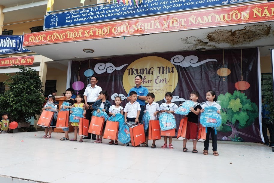 Đại diện Vietravel chi nhánh Đà Nẵng trao quà cho các em học sinh có hoàn cảnh khó khăn tại trường Tiểu học Hòa Phú.