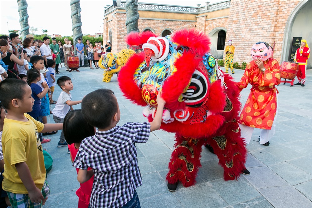 Trẻ em và du khách được thả mình vào không gian Trung thu xưa.