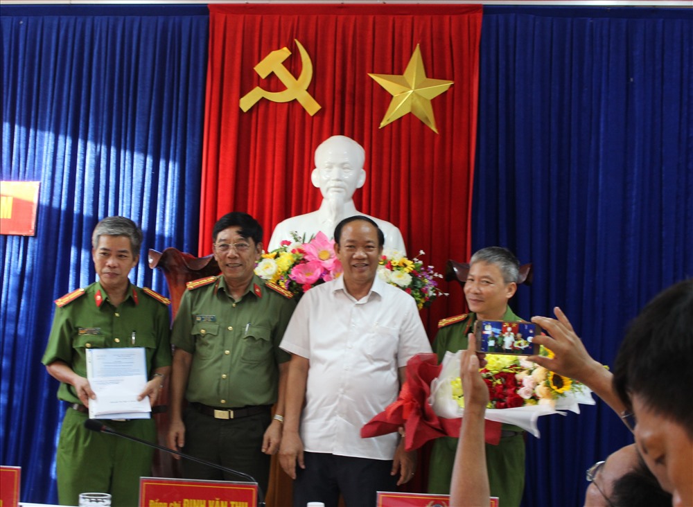 Ông Đinh Văn Thu - Chủ tịch UBND tinh Quảng Nam trao thưởng cho Ban chuyên án. Ảnh: Công an cung cấp 