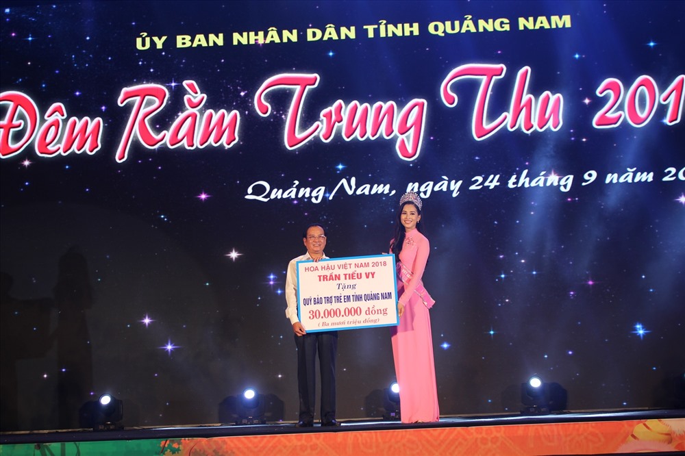 Hoa hậu Trần Tiểu Vy cũng đã trao 30 triệu đồng cho Quỹ bảo trợ trẻ em tỉnh Quảng Nam. 