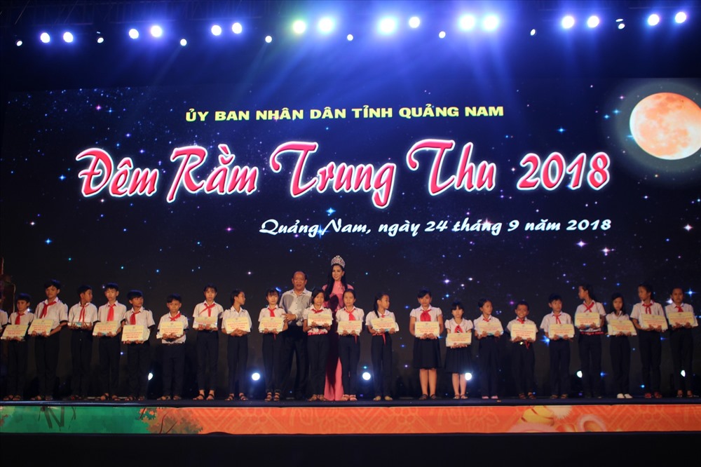 Hoa hậu Trần Tiểu Vy cùng ông Đinh Văn Thu - Chủ tịch UBND tỉnh Quảng Nam tặng quà trung thu cho các trẻ em có hoàn cảnh khó khăn trên địa bàn tỉnh Quảng Nam.