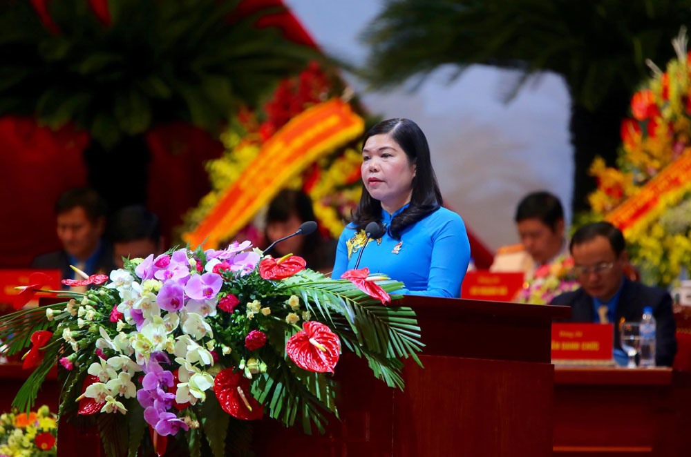 Bà Đặng Thị Phương Hoa - Phó Chủ tịch LĐLĐ TP Hà Nội phát biểu tham luận. Ảnh: Hải Nguyễn.