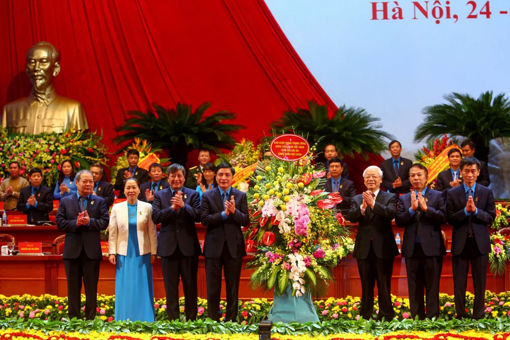 Tổng Bí thư Nguyễn Phú Trọng tặng hoa chúc mừng Đại hội Công đoàn Việt Nam lần thứ XII nhiệm kỳ 2018 – 2023. Ảnh: Sơn Tùng.