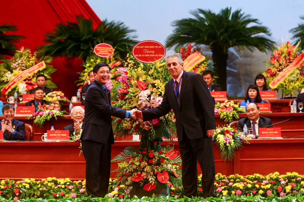 Tổng Thư ký Liên hiệp Công đoàn Thế giới (WFTU) George Mavrikos tặng hoa Đại hội Công đoàn Việt Nam lần thứ XII nhiệm kỳ 2018 – 2023. Ảnh: Sơn Tùng.