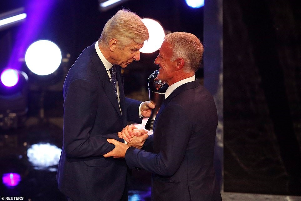 HLV Arsene Wenger (trái) trao giải cho HLV Didier Deschamps. Ảnh: EPA.