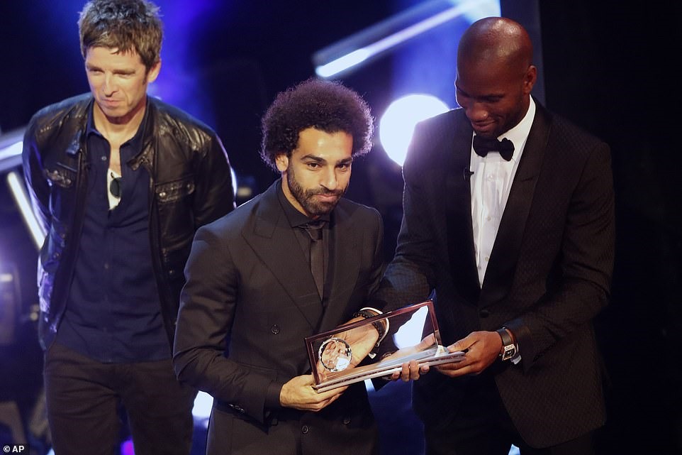 Salah (giữa) khi nhận giải thưởng mang tên danh thủ Puskas. Ảnh: Getty Images.