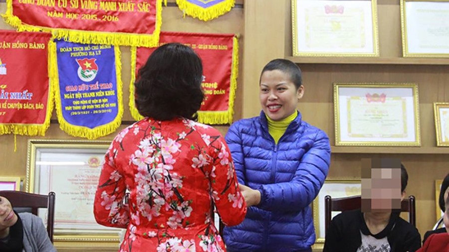 Cô giáo Nguyễn Thị Lệ Hằng (áo xanh) từng có nhiều thành tích trong việc giảng dạy.