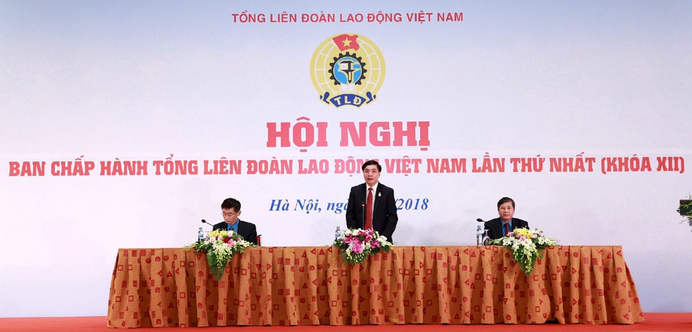 3 đồng chí trong ban Chủ tọa Hội nghị Ban Chấp hành Tổng LĐLĐVN lần thứ nhất khóa XII. Ảnh: Hải Nguyễn.