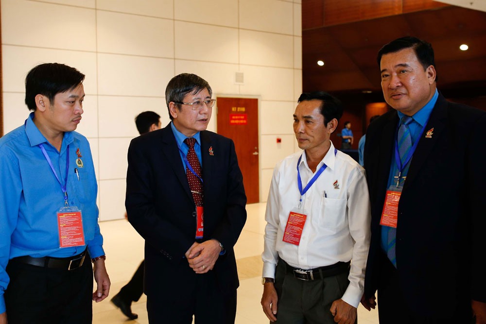 Phó Chủ tịch Thường trực Tổng Liên đoàn Lao động Việt Nam Trần Thanh Hải giao lưu với các đại biểu tham dự đại hội. Ảnh: Sơn Tùng.