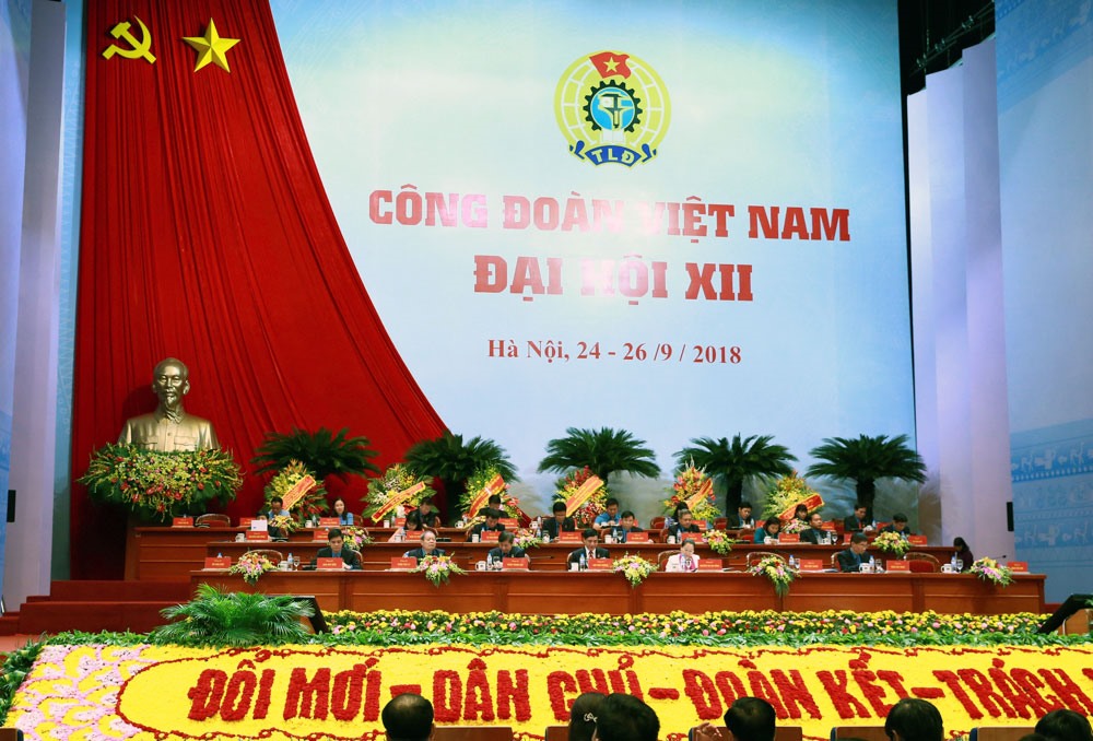 Đoàn Chủ tịch Tổng Liên đoàn Lao động Việt Nam khóa XI lắng nghe tham luận của các đại biểu. Ảnh: Hải Nguyễn